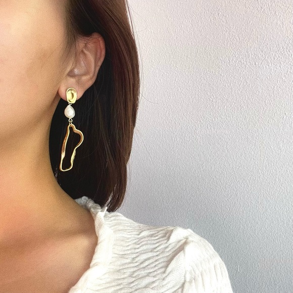 NEW DROP💌Asymmetrical Matted Pearl Earrings - Picture 3 of 7